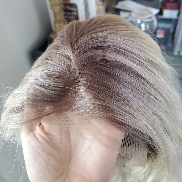 ****SOLD****Beautiful Ash blonde lace-front wig - Picture 4 of 8